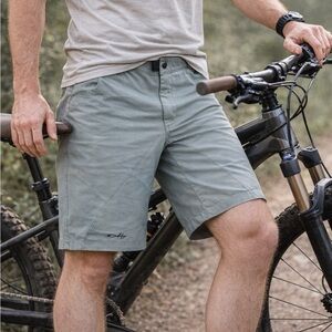 VINTAGE MENS MEDIUM OAKLEY PADDED CYCLING SHORTS